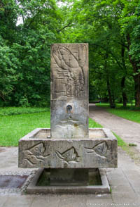 Gerhard Willhalm – Brunnen mit Tierrelierfs
