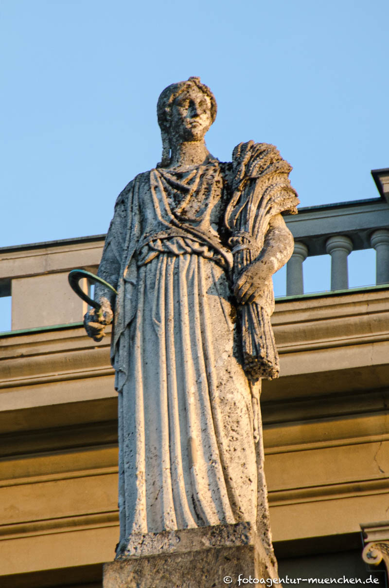 Allegorie für Niederbayern (Bauernmädchen)
