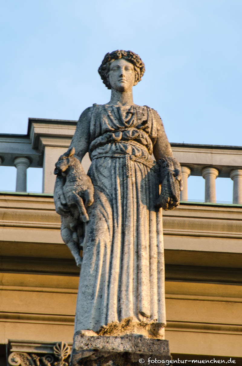 Allegorie für Mittelfranken (Ährenträgerin)