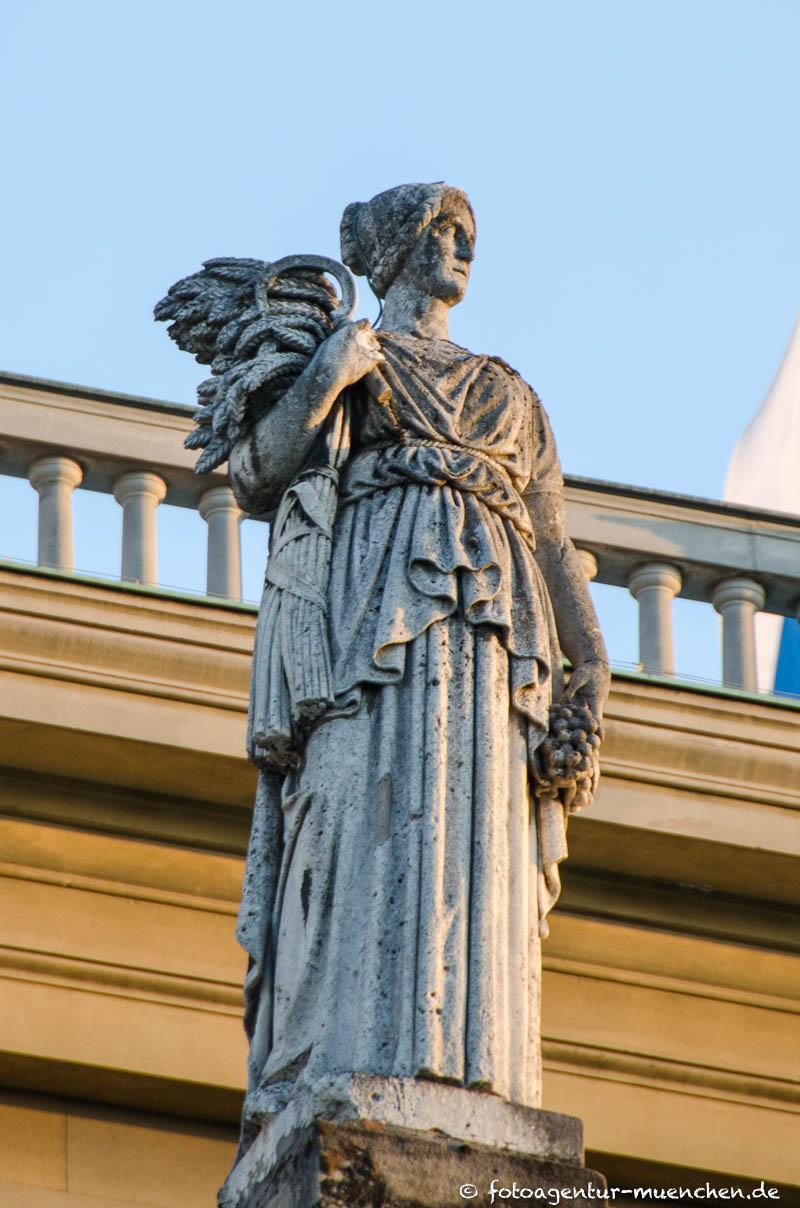 Allegorie für Unterfranken (Winzerin) - Schwanthaler Ludwig von – Denkmal/Kunstwerk in München