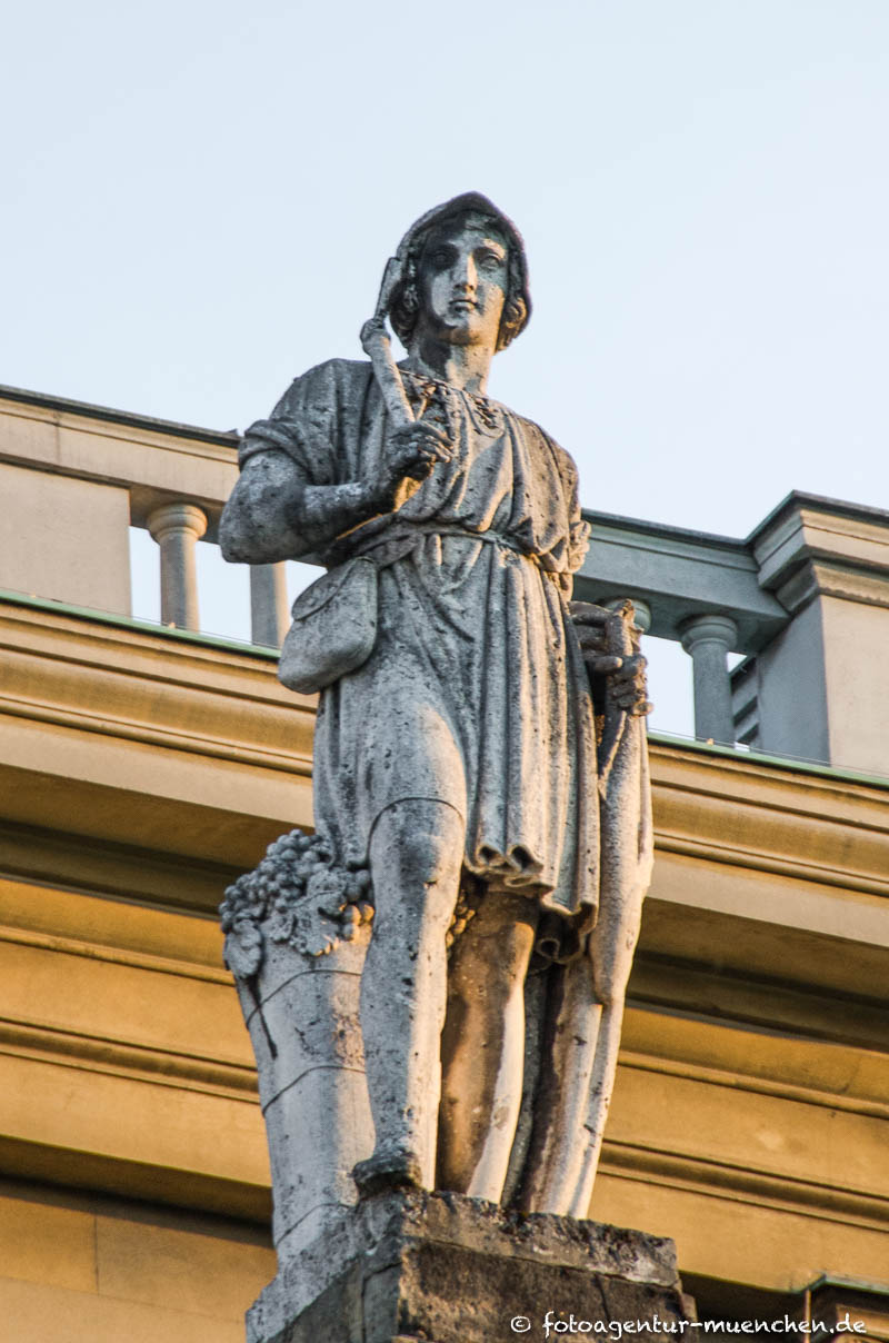 Allegorie für Rheinpfalz (Winzerin) - Schwanthaler Ludwig von – Denkmal/Kunstwerk in München