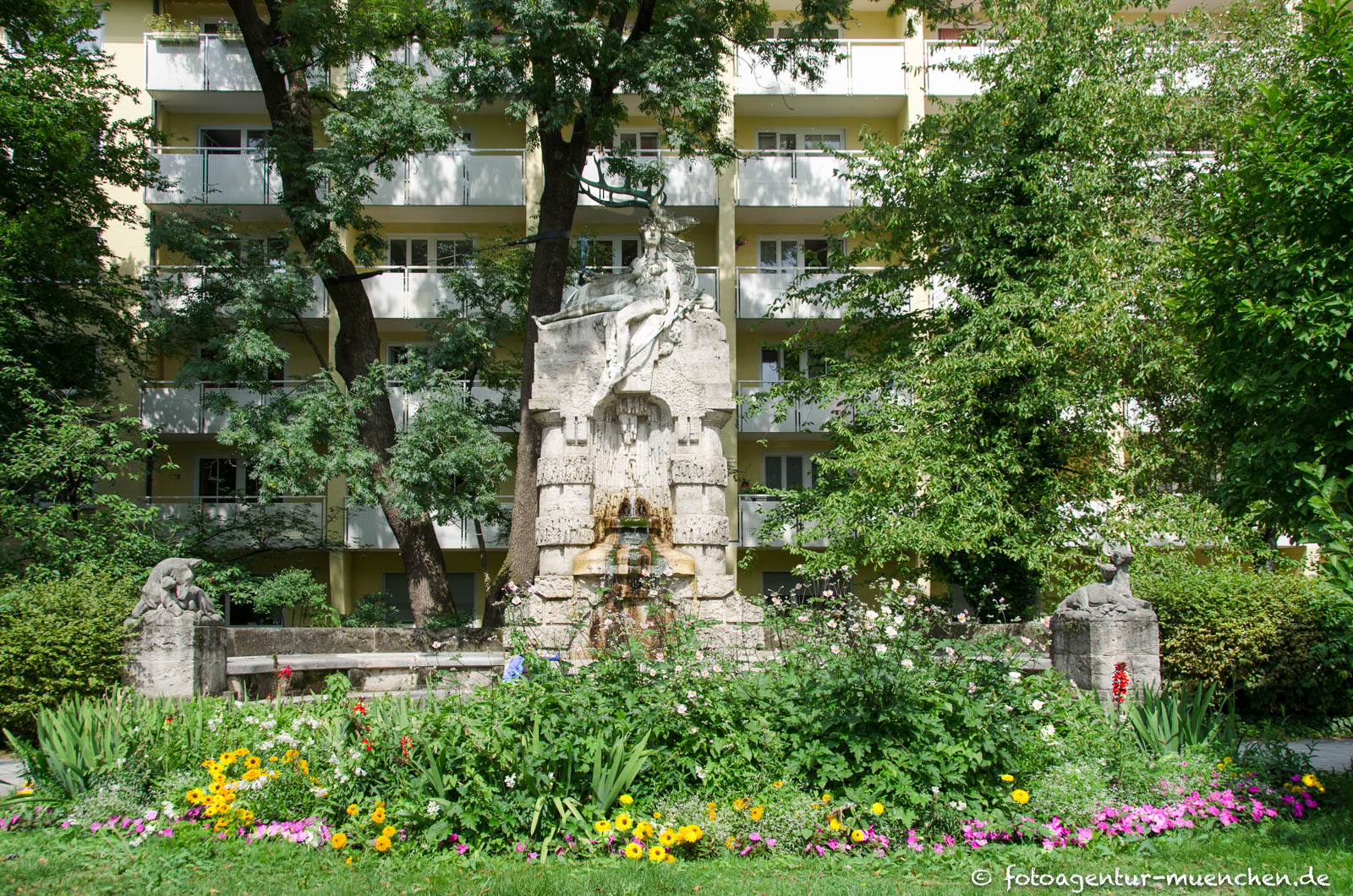 Dina-Brunnen