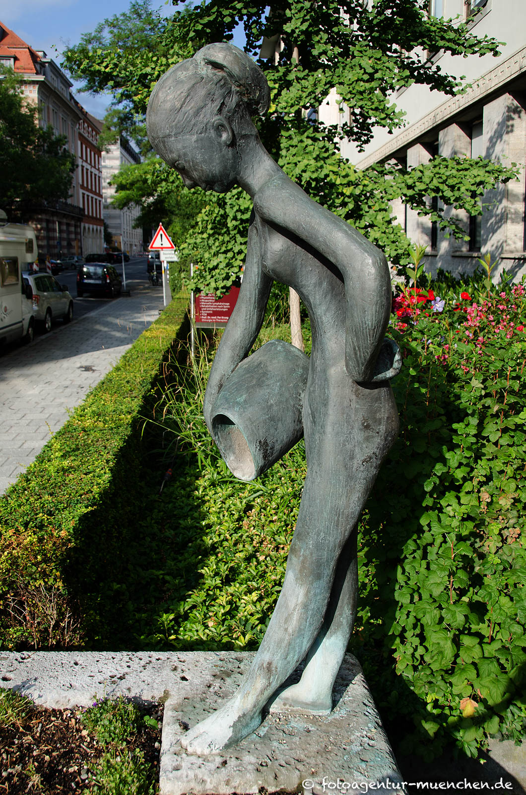Mädchen mit Krug
