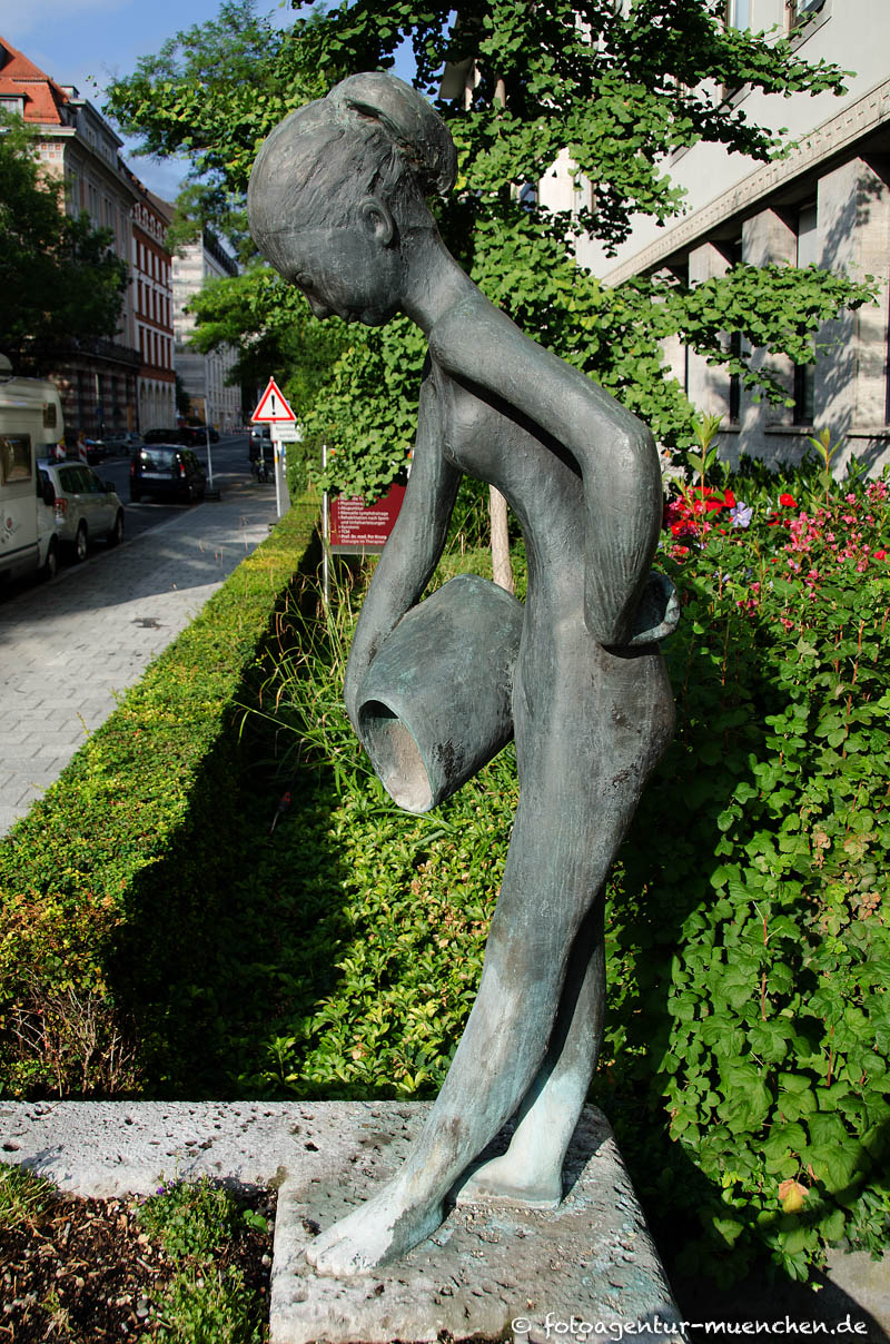 Mädchen mit Krug - Nida-Rümelin Rolf – Denkmal/Kunstwerk in München