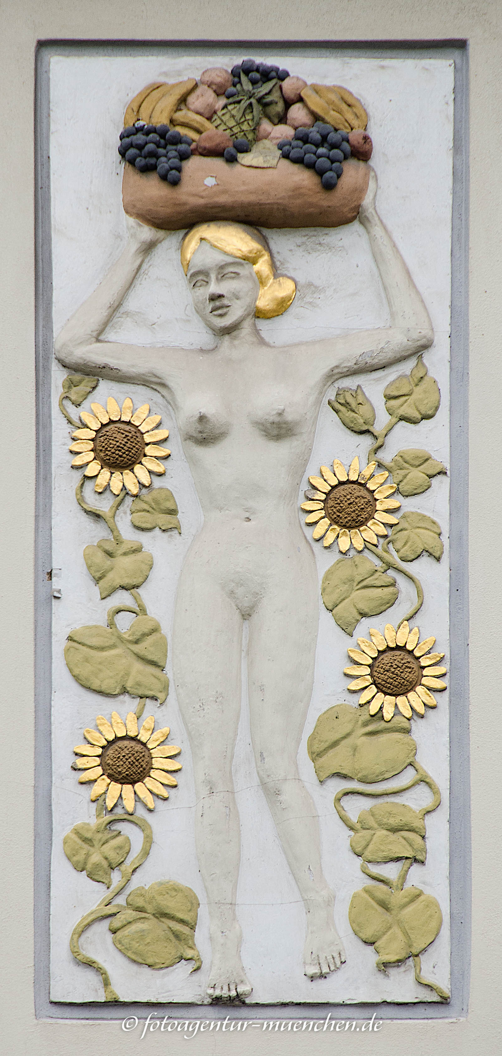 Früchtetragende Frau