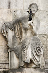 Muse der Kunst mit bronzener Nike