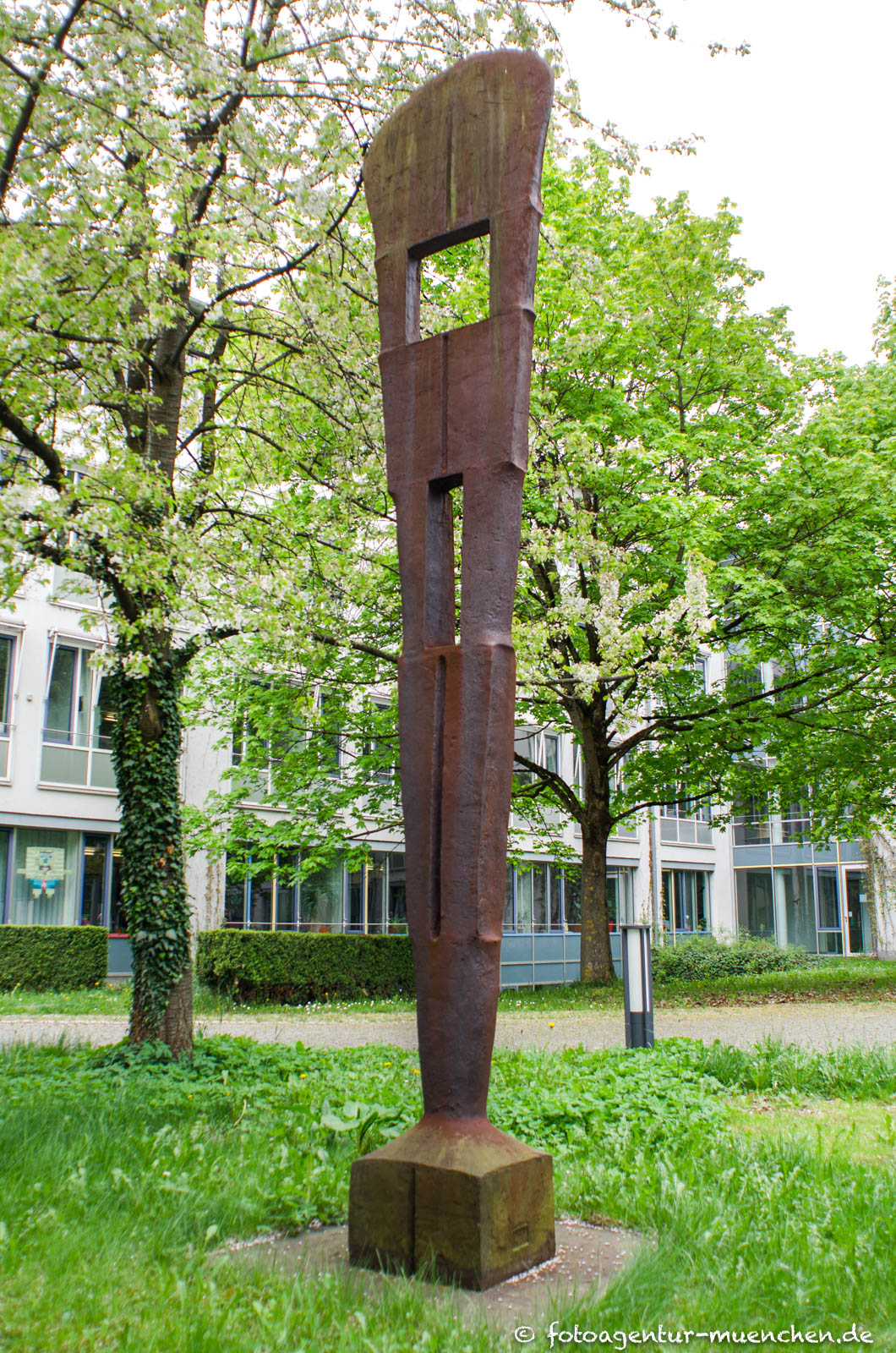 Große tektonische Stele