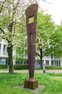 Große tektonische Stele