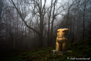 Frau in Landschaft