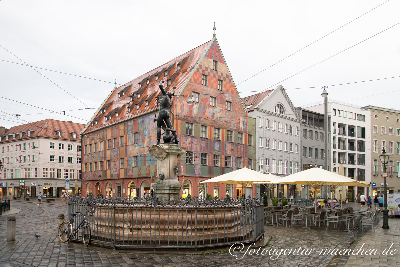 Merkurbrunnen un Weberhaus