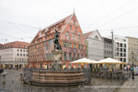 Merkurbrunnen un Weberhaus
