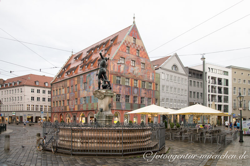 Merkurbrunnen un Weberhaus