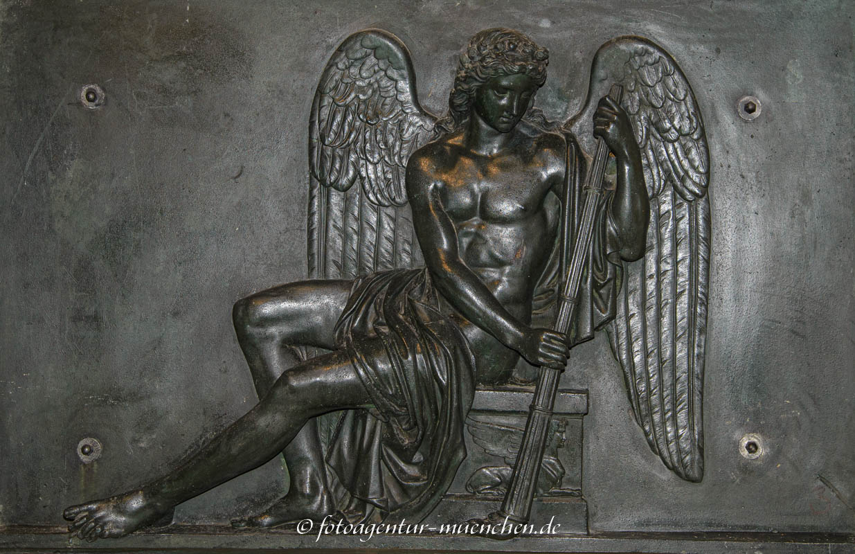 Engel löscht Fackel – Denkmal/Kunstwerk in München