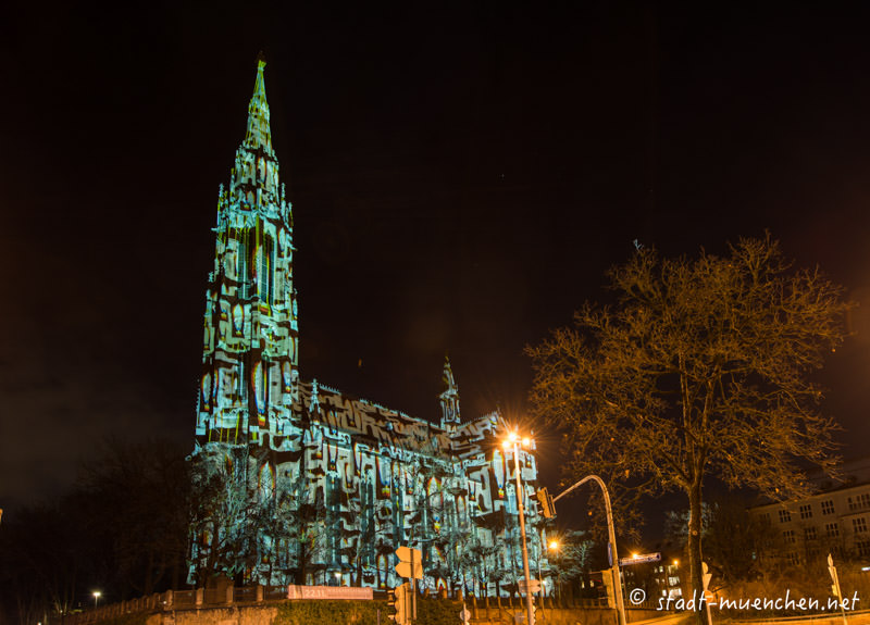 Lichtkunst an der Heilig-Kreuz-Kirche