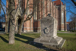 Kriegerdenkmal: Heilig-Kreuz-Kirche - Kriegerdenkmal - Lindl Hans