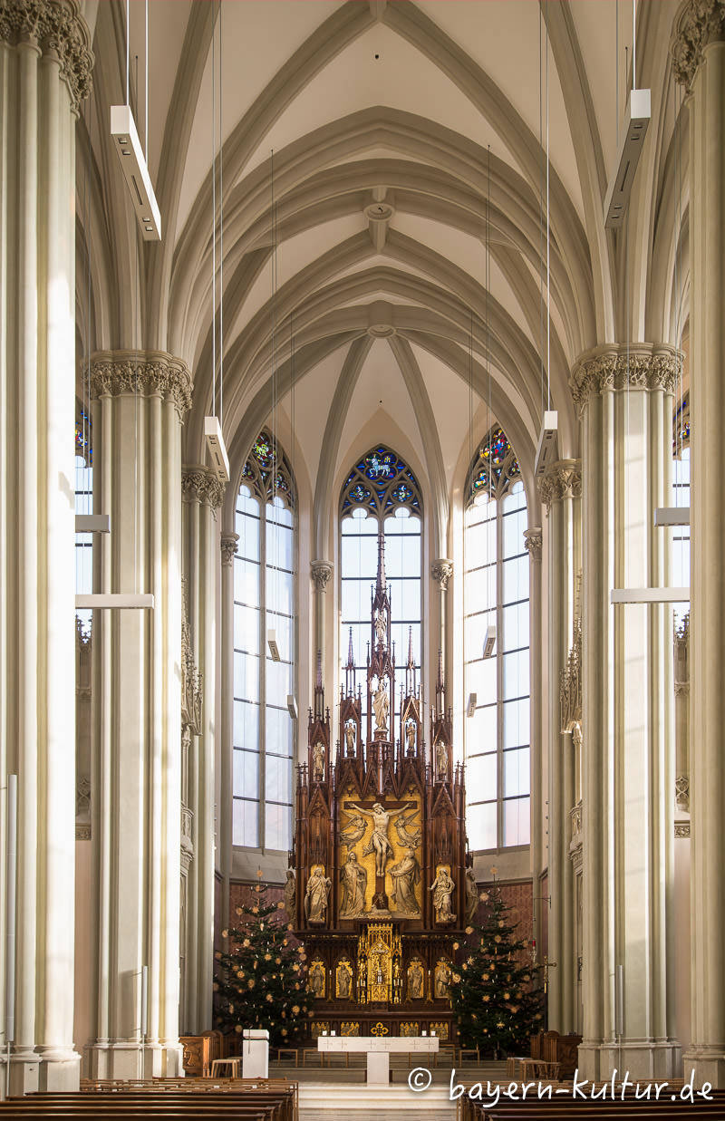 Heilig-Kreuz-Kirche - Hauptaltar