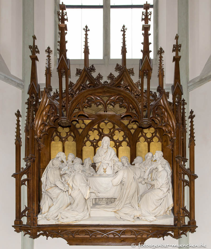 Heilig-Kreuz-Kirche - Hochrelief