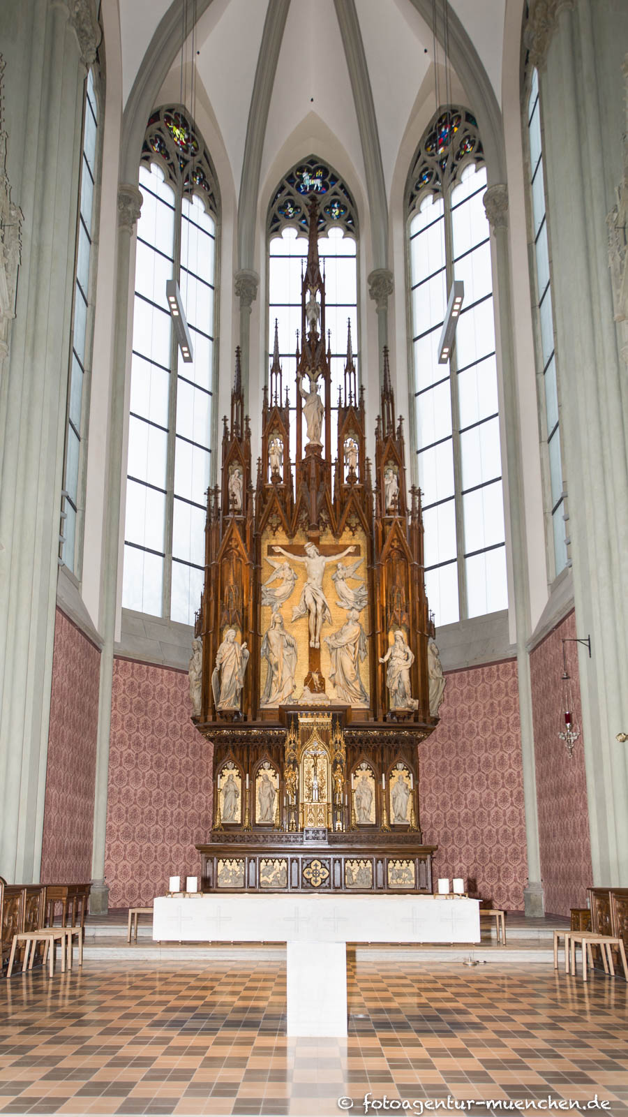 Heilig-Kreuz-Kirche - Hauptaltar