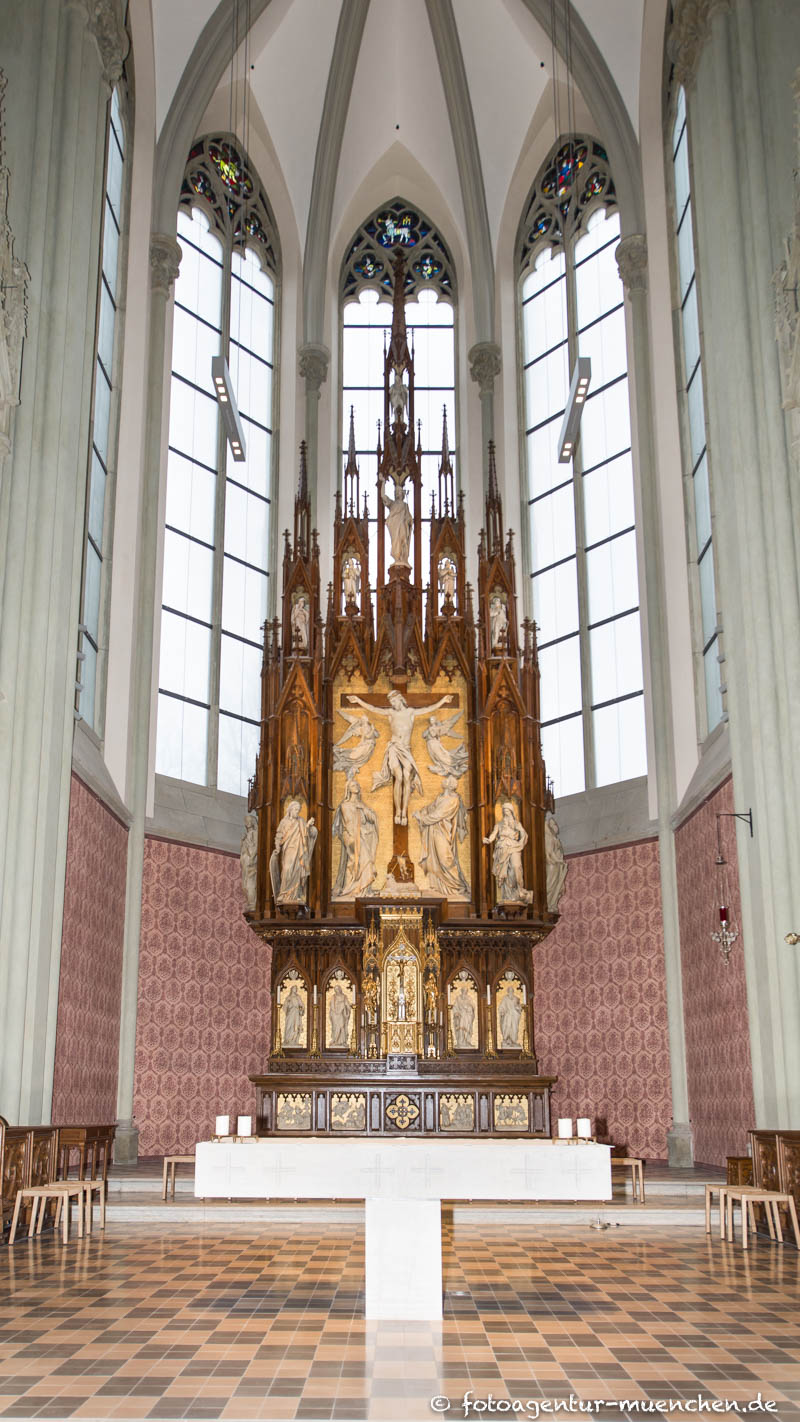 Heilig-Kreuz-Kirche - Hauptaltar