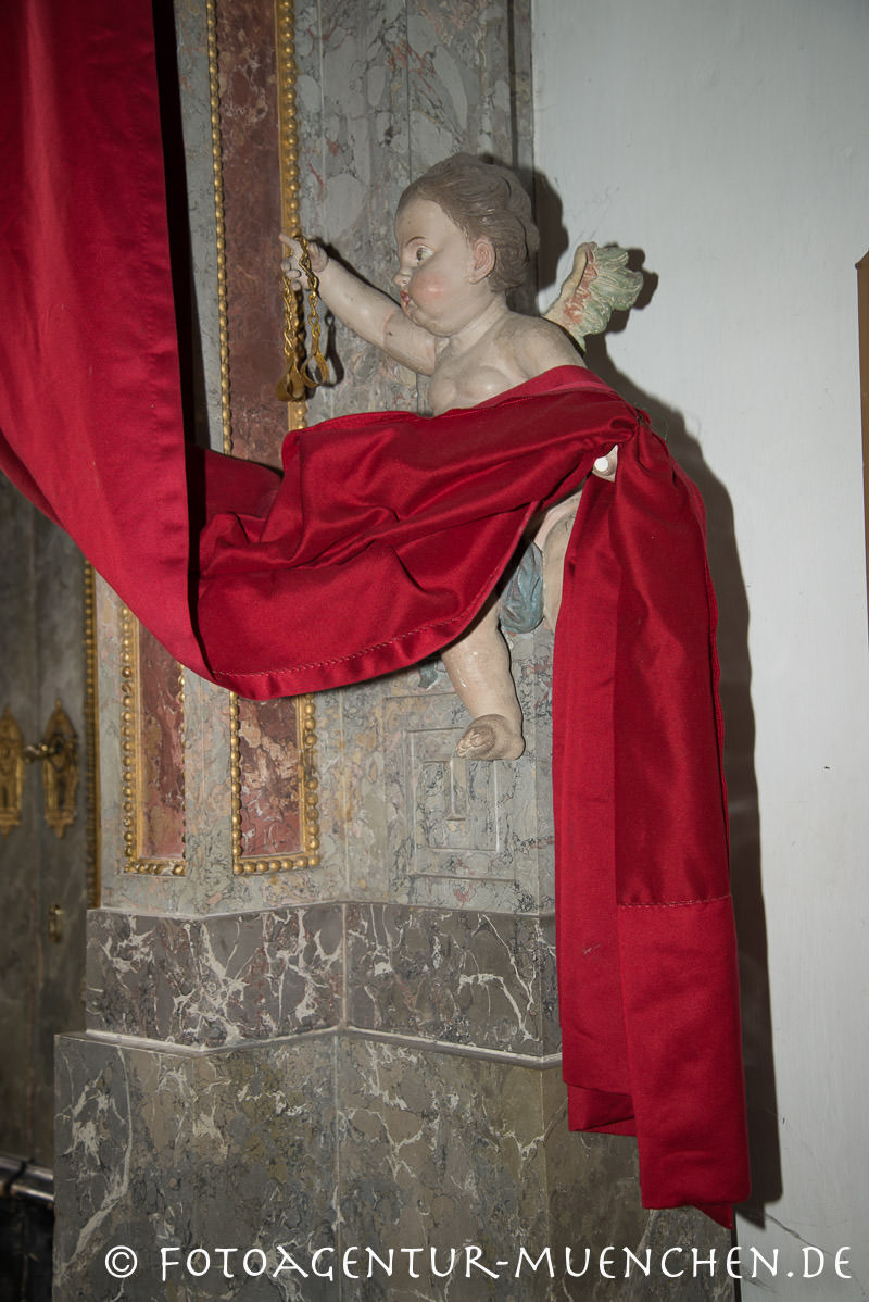 Putti mit Vorhang