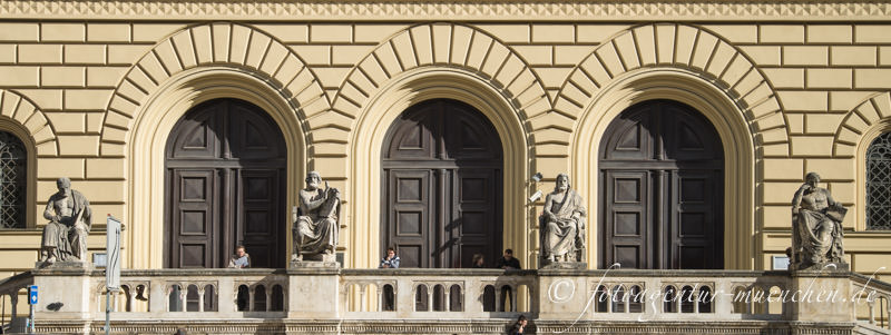 Philosophen vor der Bayrischen Staatsbibliothek – Denkmal/Kunstwerk in München