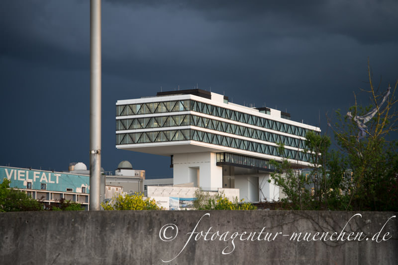 Gewitterstimmung Mit Medienbrücke