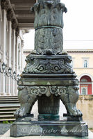 Laternenfuss an der Oper