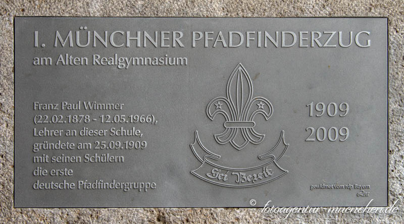 Münchner Pfadfinderzug am Alten Realgymnasium – Denkmal/Kunstwerk in München