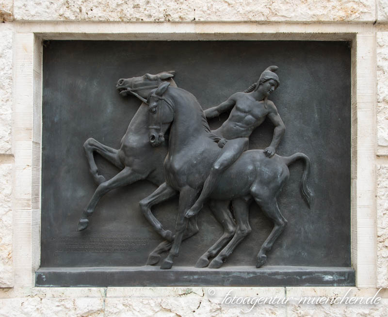 Bronzerelief - ehemaliges Herzog-Max-Palais