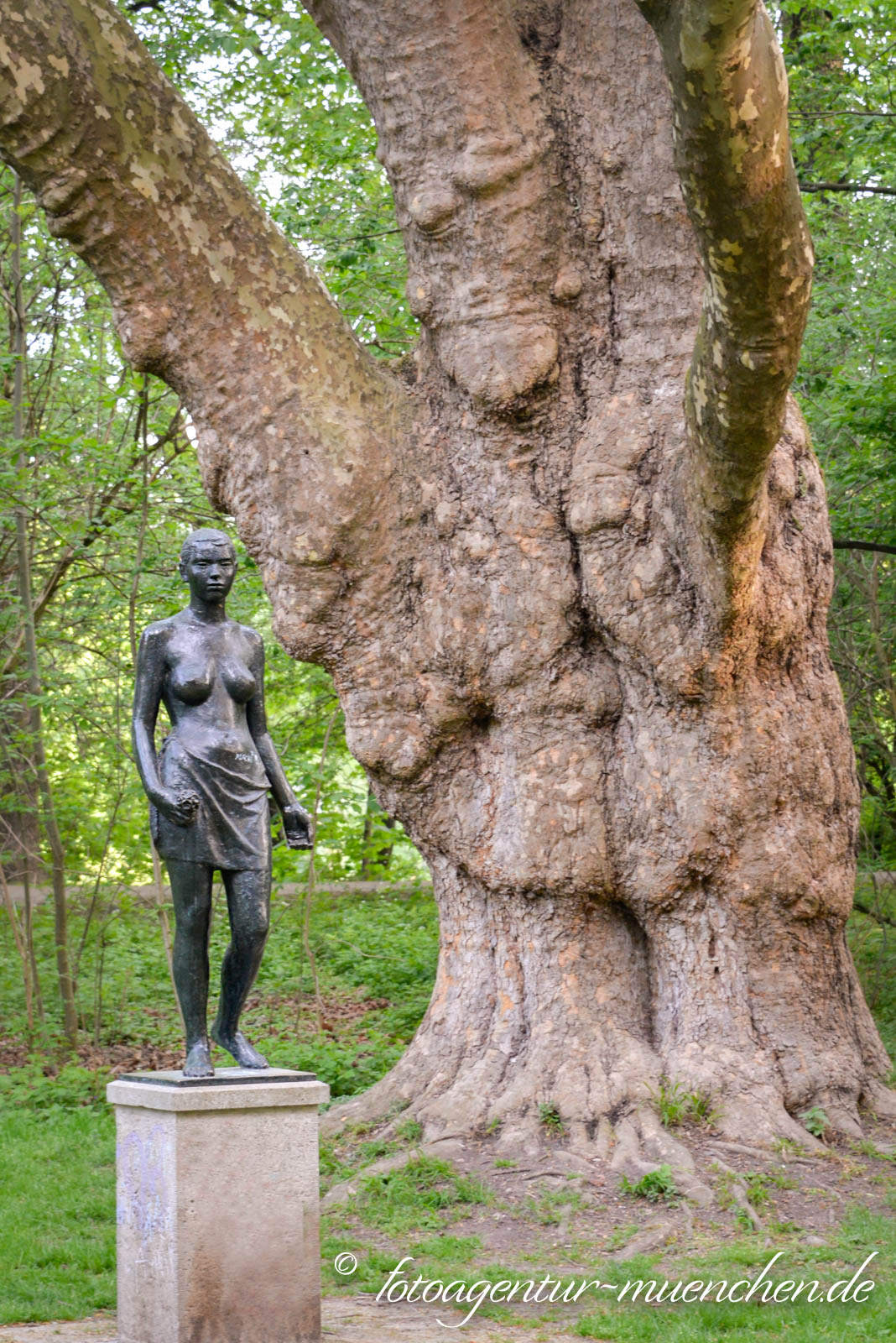 Weibliche Figur in den Frühlingsanlagen