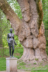 Weibliche Figur in den Frühlingsanlagen