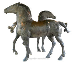 Zwei Bronzepferde