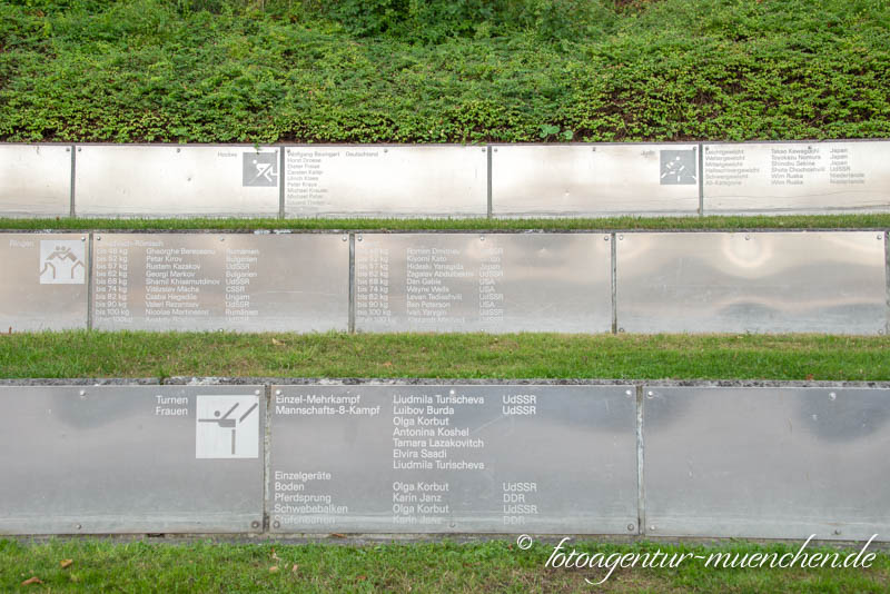 Gedenkplatten mit den Namen aller Olympiasieger von 1972 – Denkmal/Kunstwerk in München