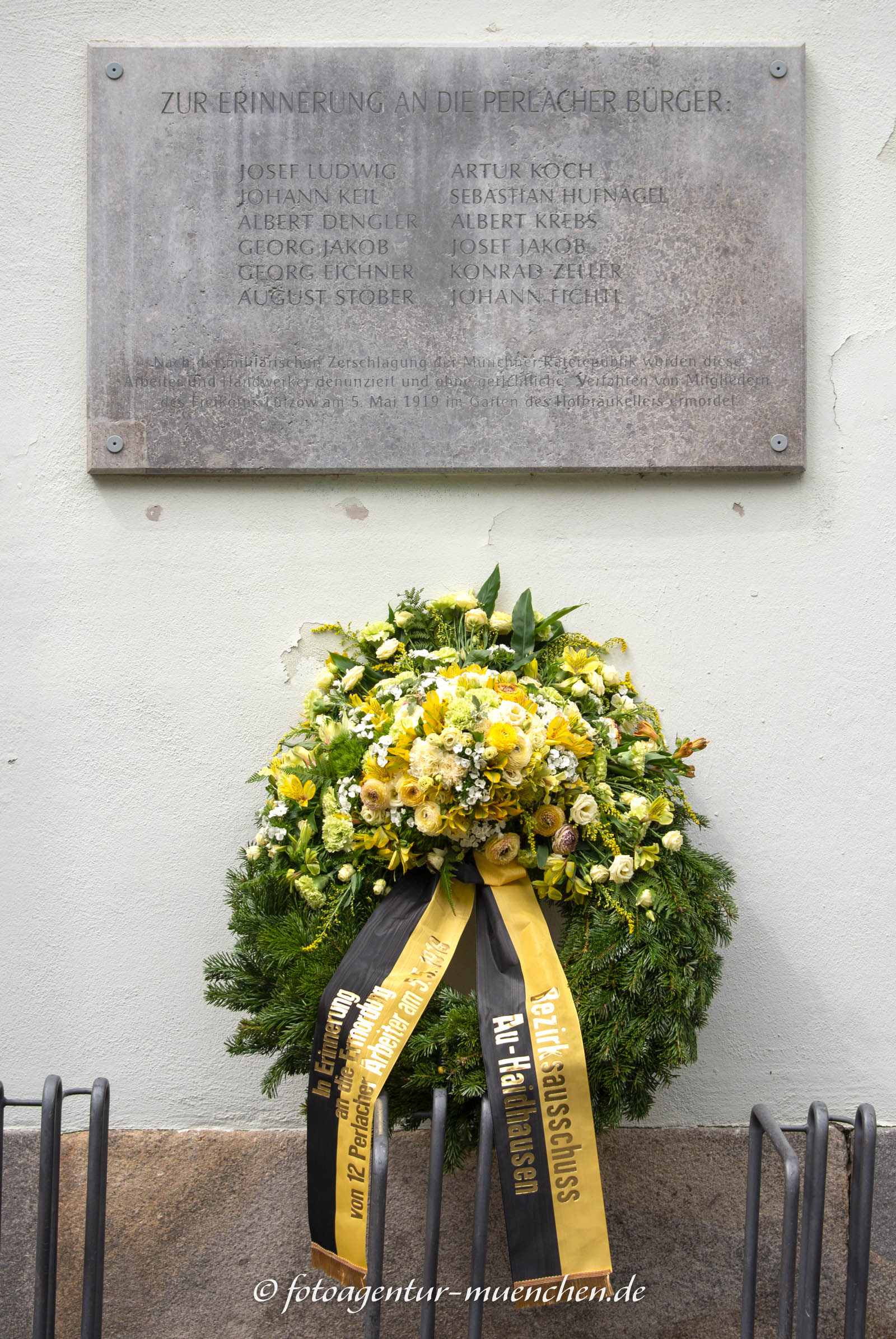 Gedenktafel für 12 ermordete Perlacher Bürger