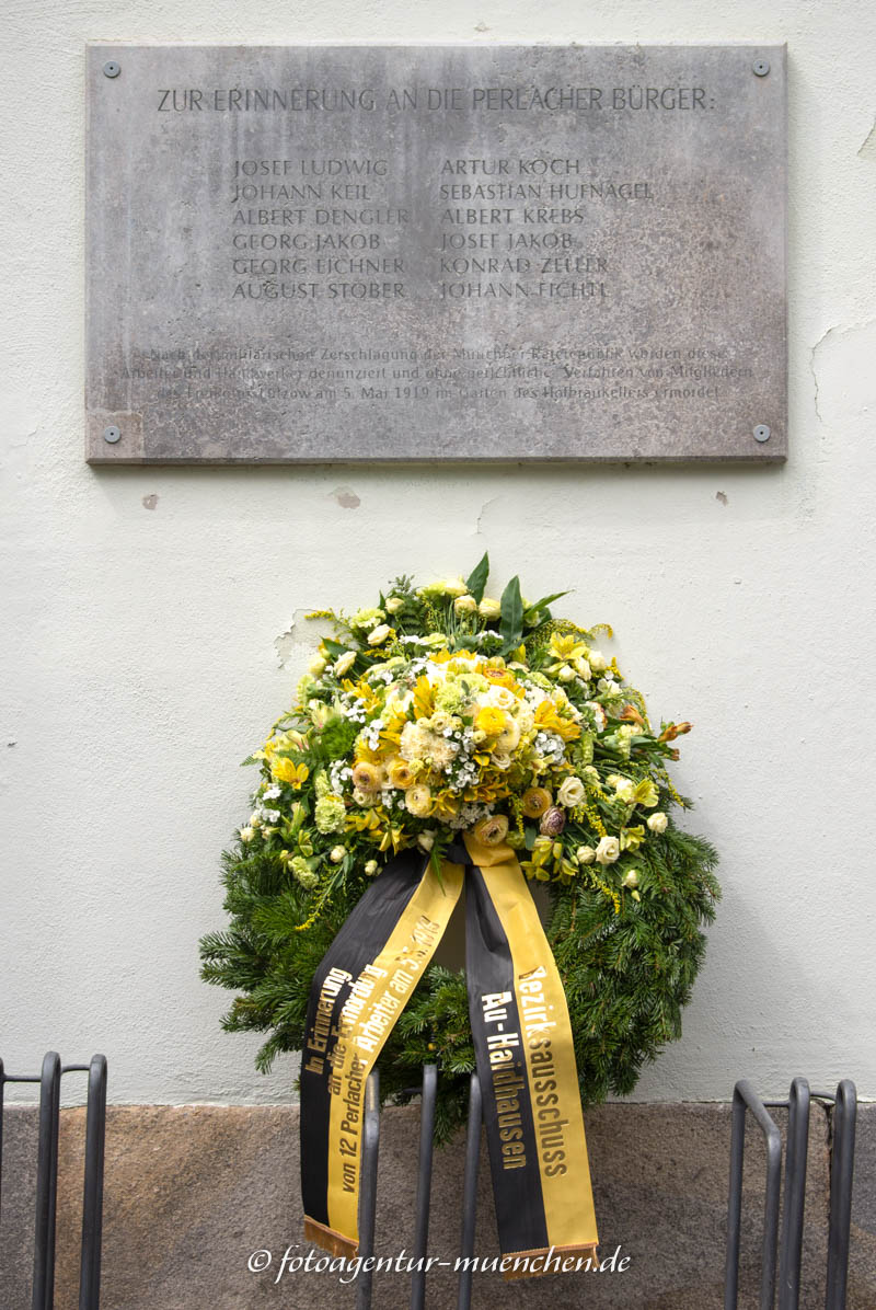 Gedenktafel für die Ermordung der Perlacher Bürger - Valdini Mario – Denkmal/Kunstwerk in München
