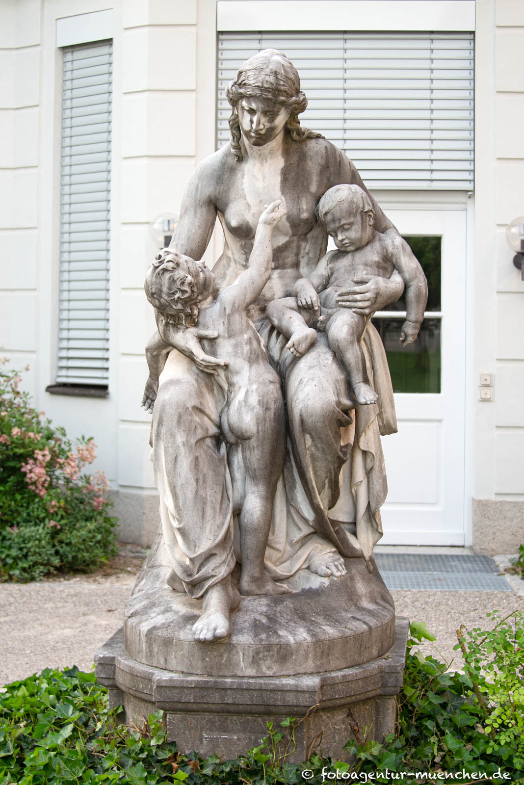 Sitzende Frau mit zwei Kindern