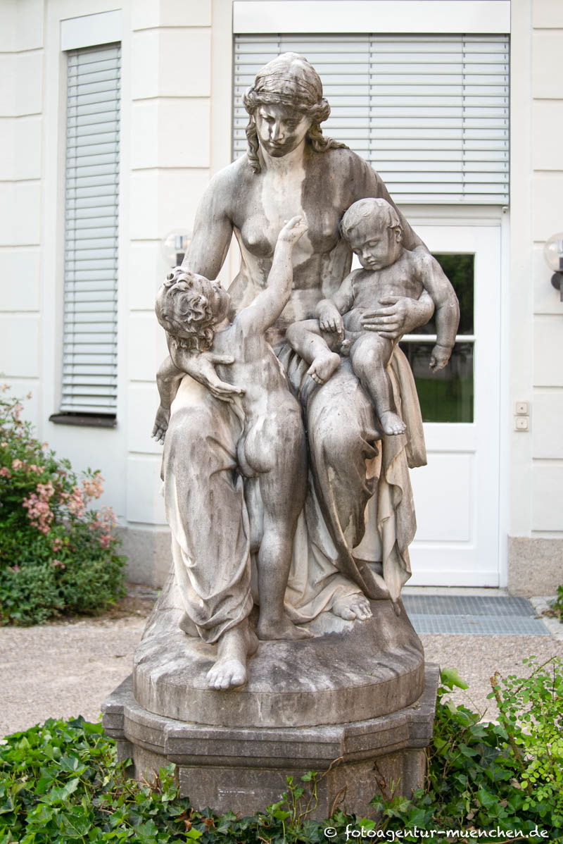 Sitzende Frau mit zwei Kindern - Strassen M. Z. – Denkmal/Kunstwerk in München