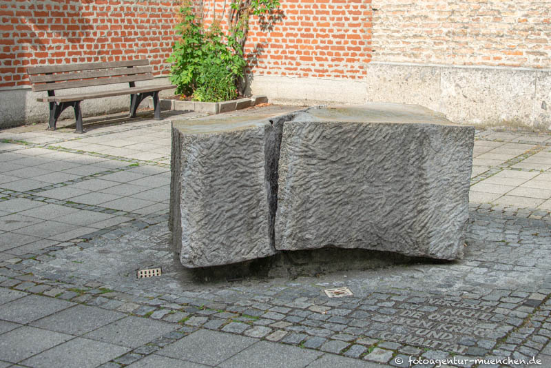 Vergesst nicht die Opfer von Krieg und Gewalt - Schlumm Stefan – Denkmal/Kunstwerk in München