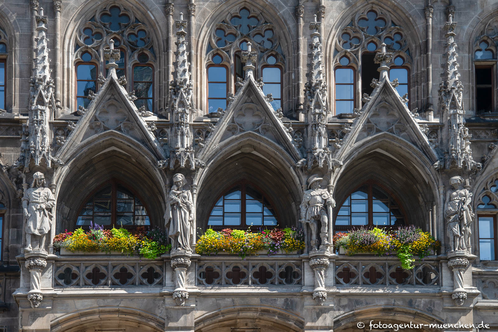 Münchner Rathaus - Neue Balkonbepflanzung