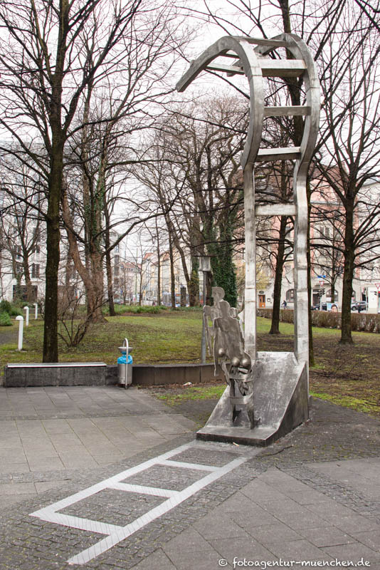Die endlose Schiene mit gehendem Menschenpaar - Schwalbach Karl Jakob – Denkmal/Kunstwerk in München