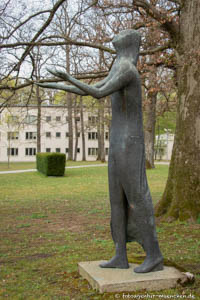 Stehende Figur mit ausgestreckten Armen