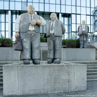 Graue-Männer-Skulpturen