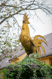 Goldener Hahn aus Säule