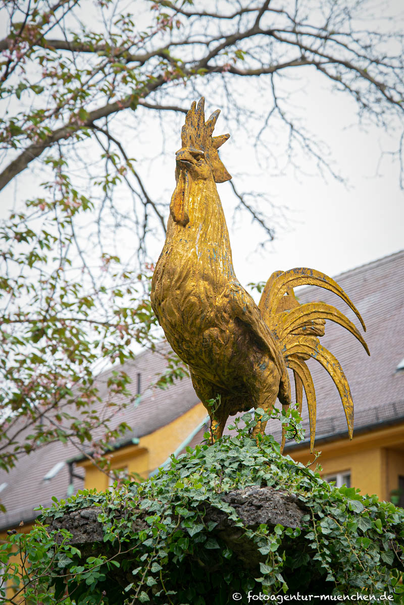 Goldener Hahn aus Säule