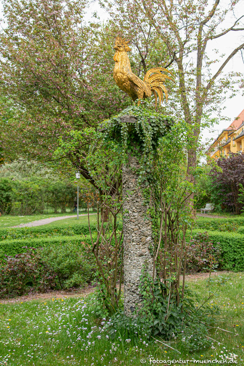 Goldener Hahn auf Säule - Rauch Ernst Andreas – Denkmal/Kunstwerk in München