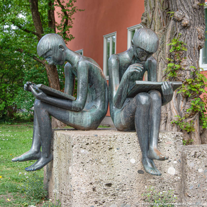 Lesende Buben - Nida-Rümelin Rolf – Denkmal/Kunstwerk in München