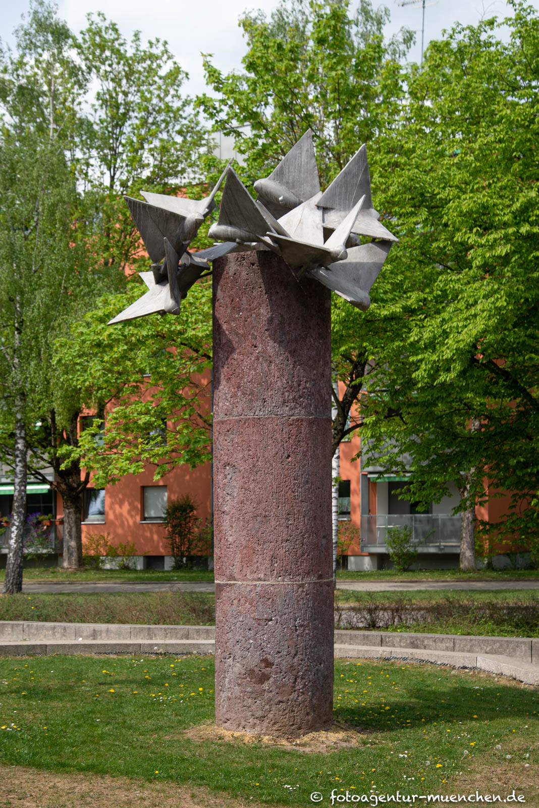 Lavasäule mit Vogelschwarm