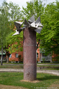 Lavasäule mit Vogelschwarm