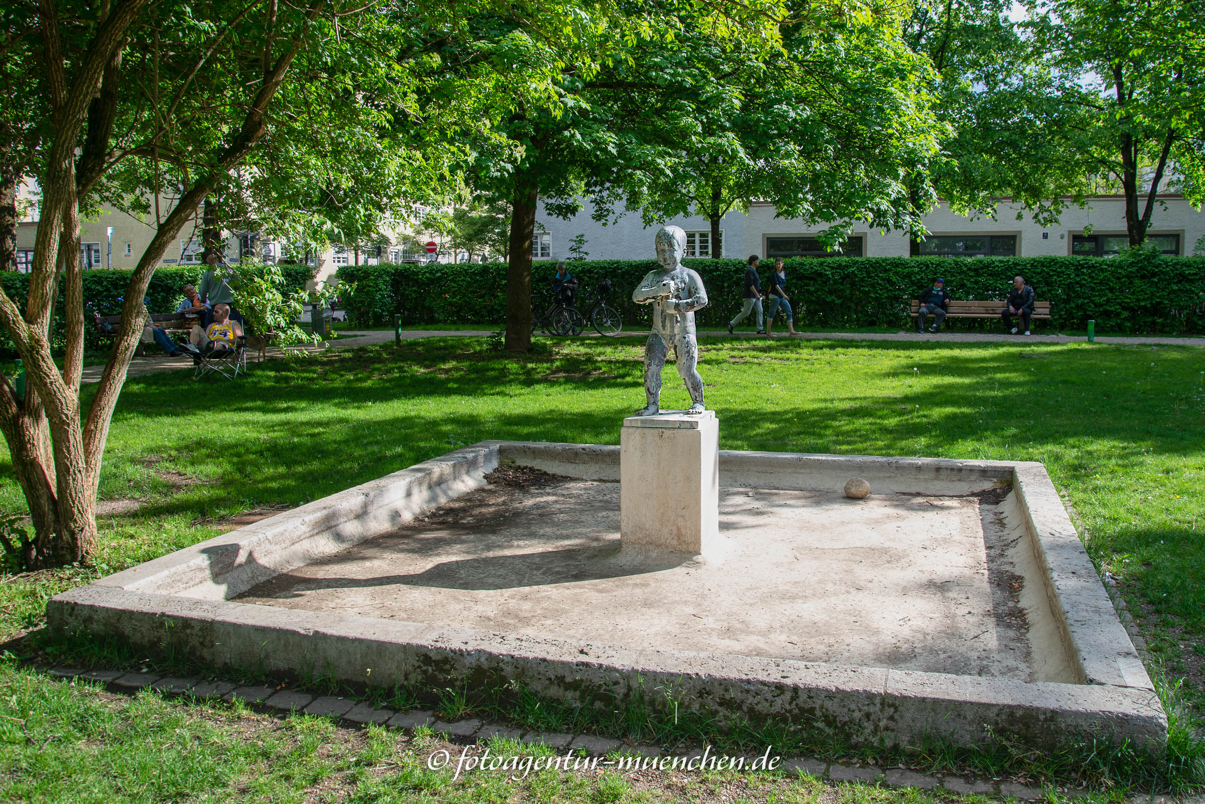 Brunnen mit gegossener Knabenfigur