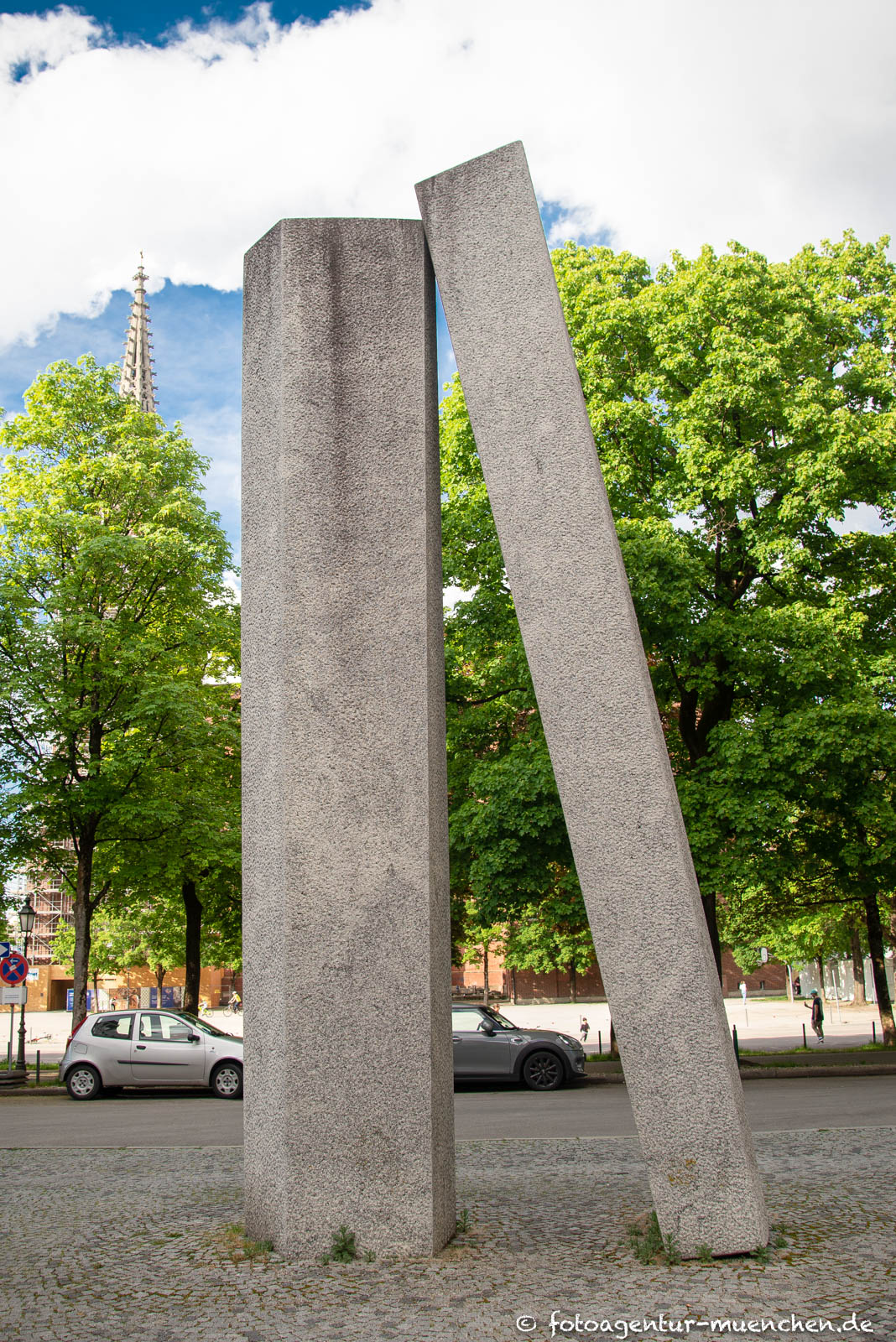 Zwei monolithische Granitpfeiler